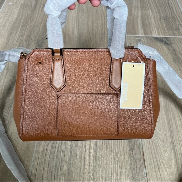 Michael Kors Hayes Medium Messenger - Picture 3 of 8